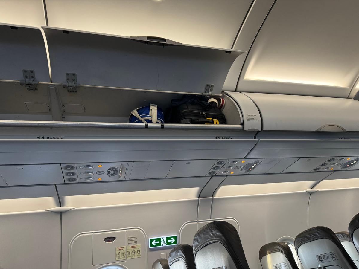 JetSmart A320 overhead bin