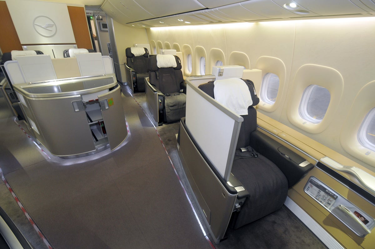 Lufthansa First Class 747 8 Side View