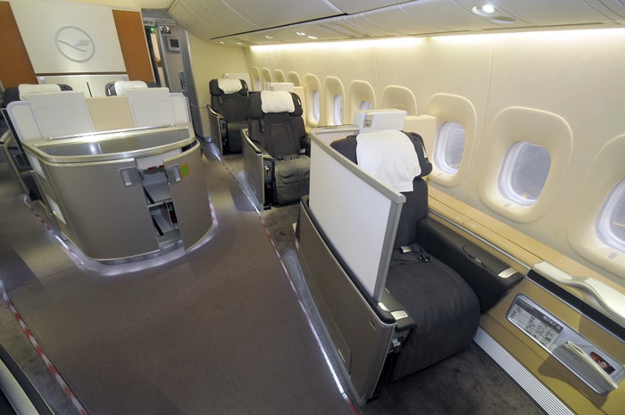 Lufthansa First Class 747 8 Side View Lufthansa First Class 747 8 Side View