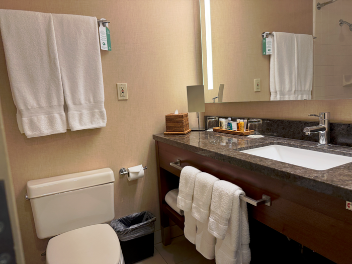 Maui Coast Hotel Kihei bathroom