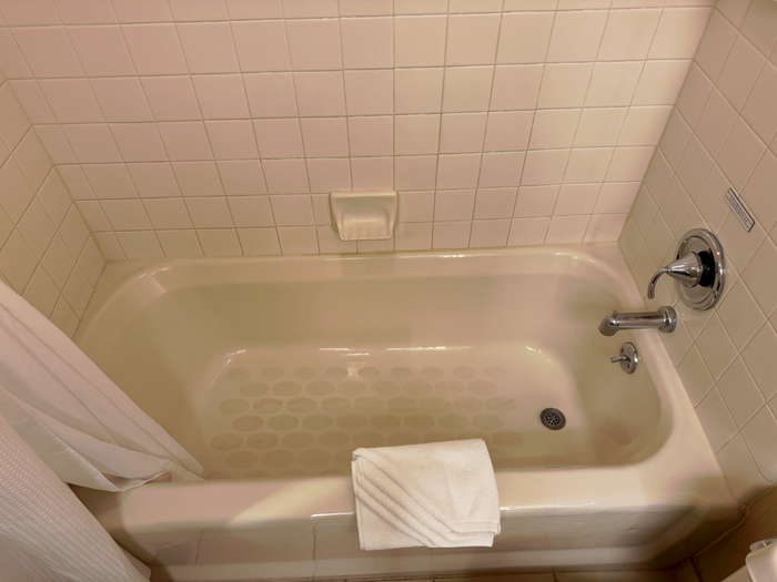 Maui Coast Hotel Kihei bathtub