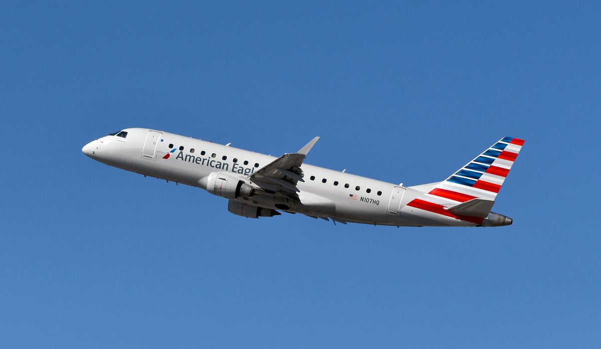 American Eagle E175 Takeoff LGA