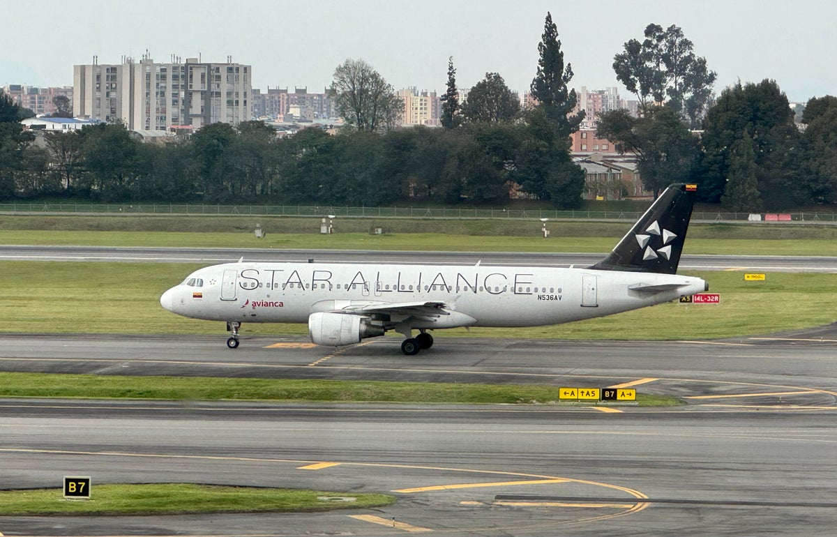 An Avianca Airbus A320 adorning the Star Alliance livery