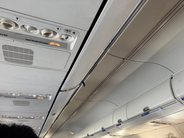 Avelo Airlines B737 7 overhead bins lights nozzles Avelo Airlines B737 7 overhead bins lights nozzles