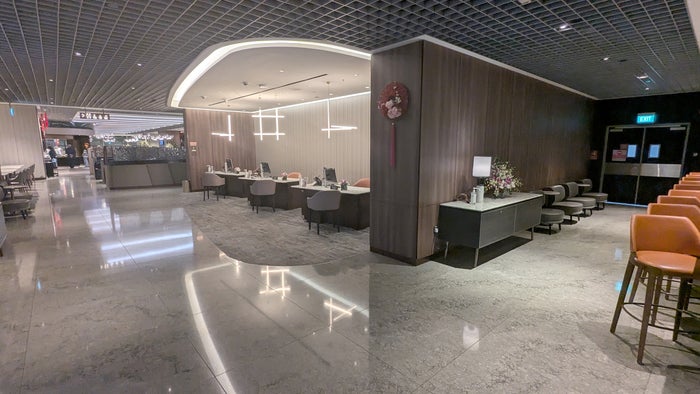Changi T3 Silverkris business class lounge desks Changi T3 Silverkris business class lounge desks