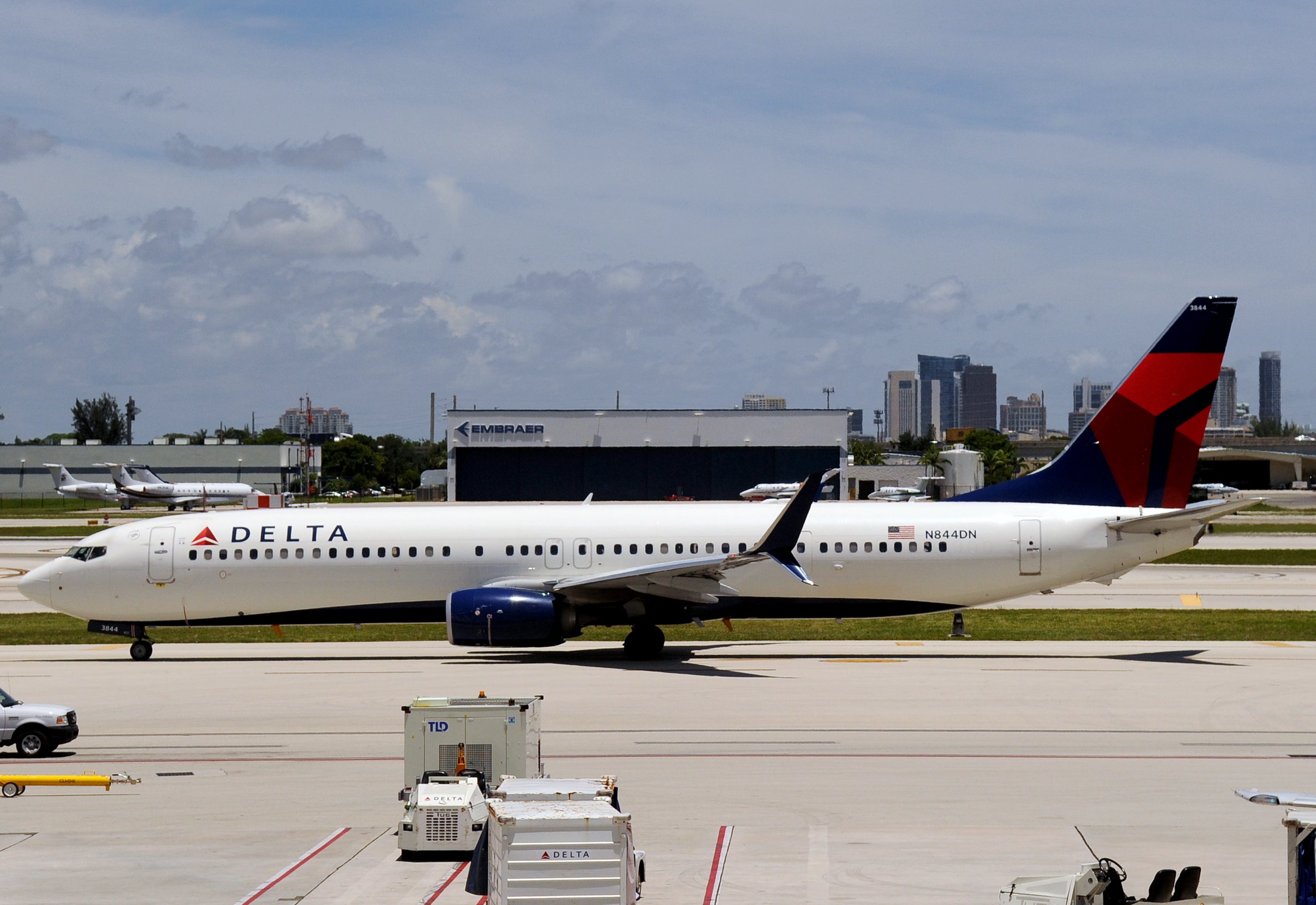 Delta B737-900ER taxiing FLL