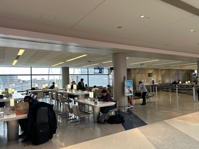EWR United Gate C132 EWR United Gate C132