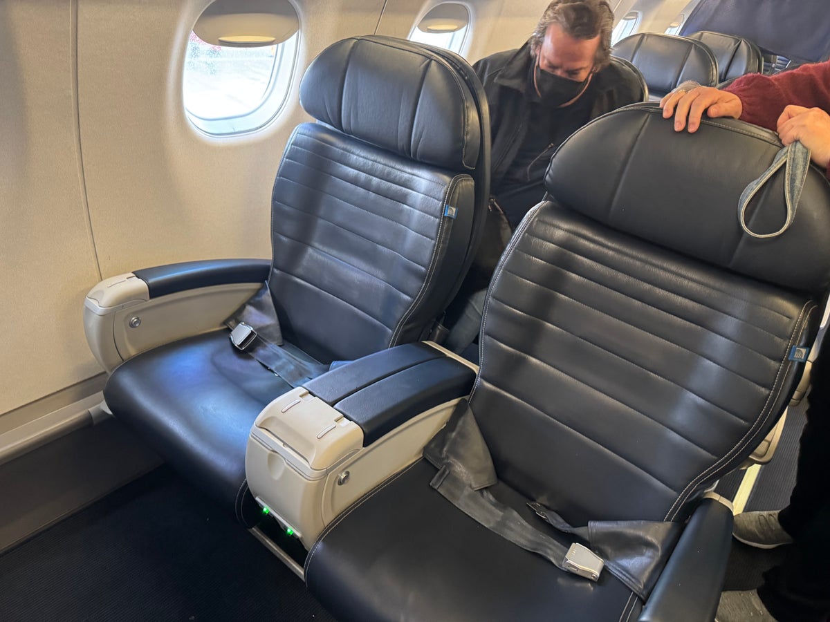 First class double seats United Express ERJ175