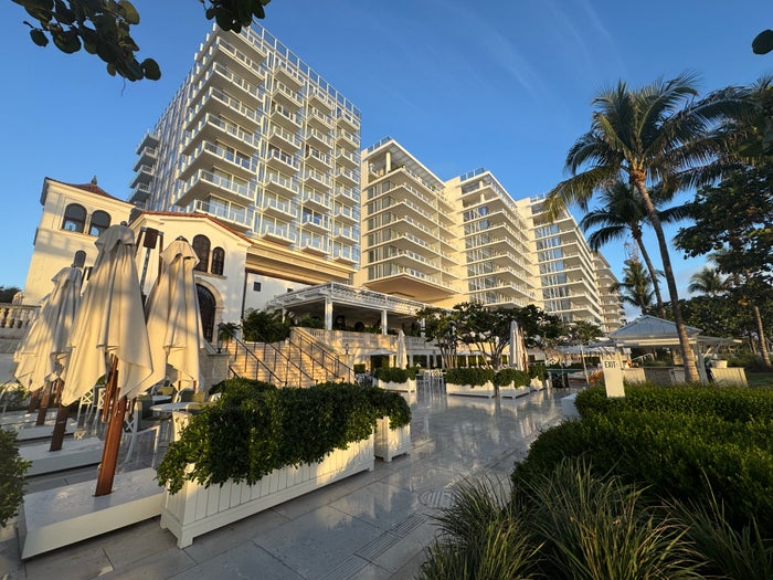 Four Seasons Surf Club Winstons Between Pools