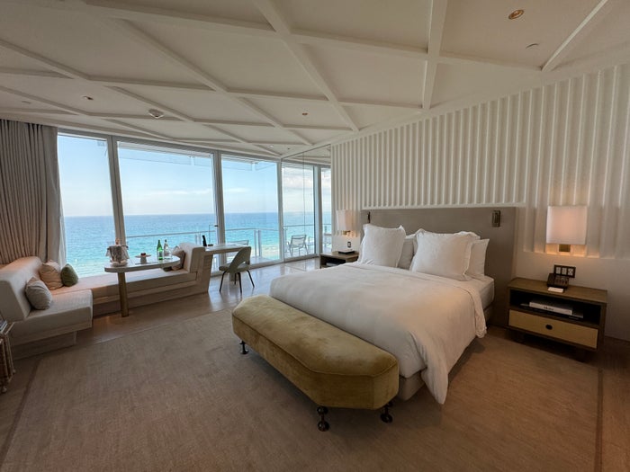 Four Seasons Surf Club high ceilings room