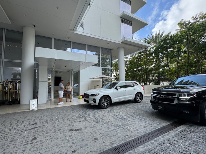 Four Seasons Surf Club Valet Entrance