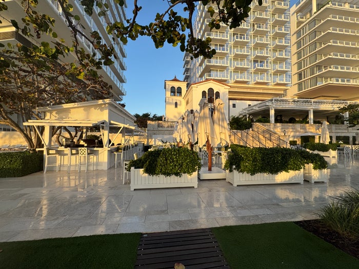 Four Seasons Winstons Surf Club 