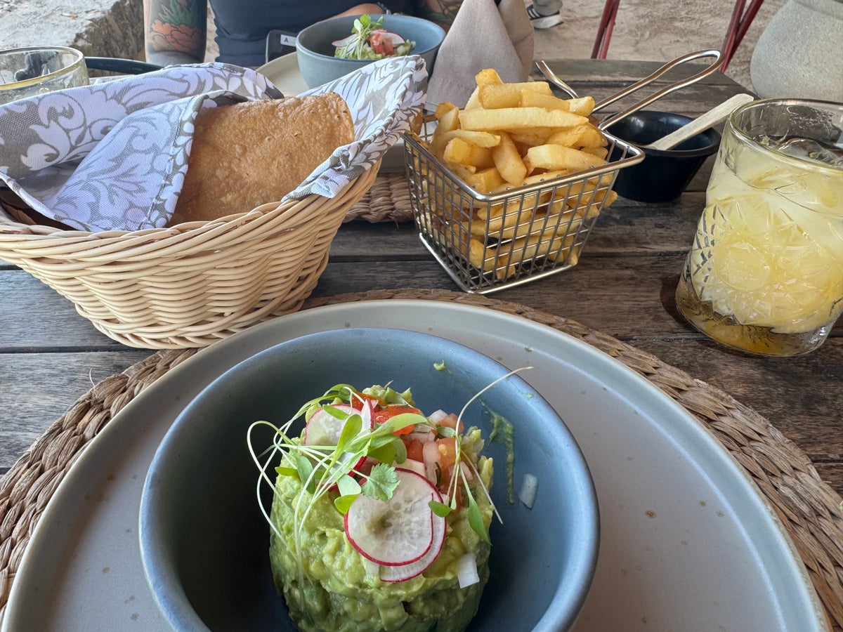 Hotel Villas Flamingos Mangle beach bar guacamole fries