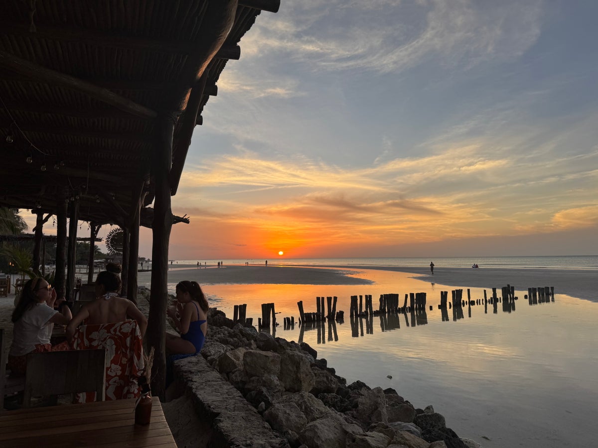 Hotel Villas Flamingos Mangle beach bar sunset