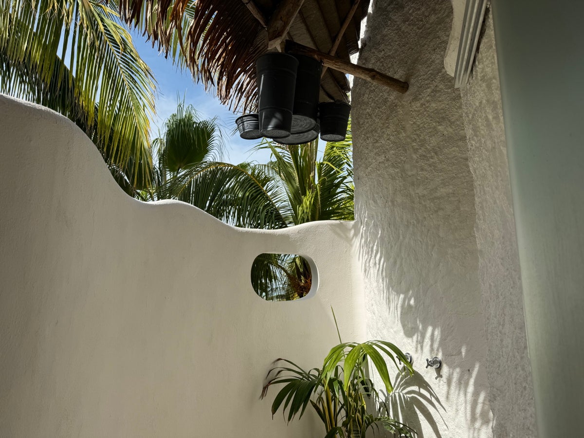 Hotel Villas Flamingos bathroom outside shower