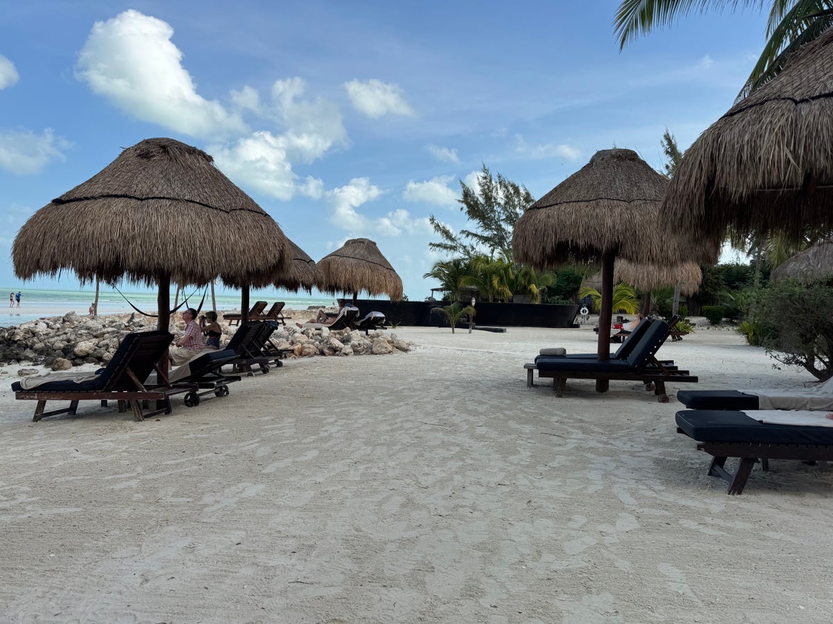 Hotel Villas Flamingos loungers in shade