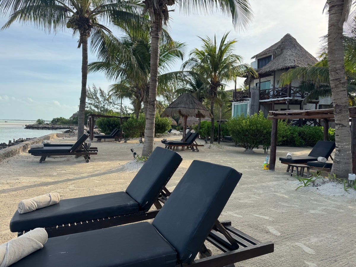 Hotel Villas Flamingos loungers near beach wall