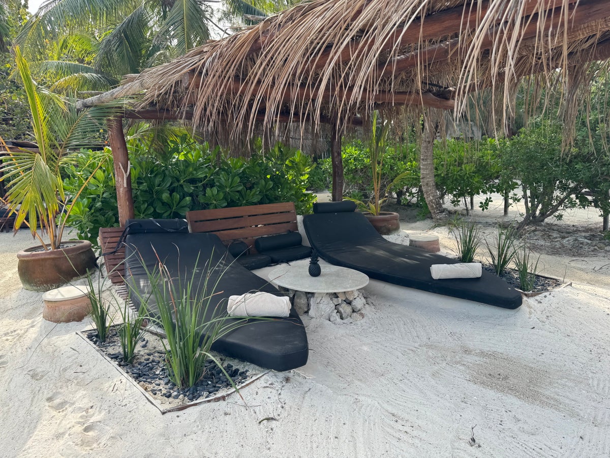 Hotel Villas Flamingos loungers on ground