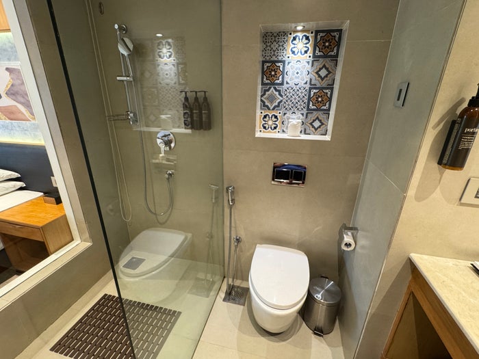Hyatt Place Goa Candolim king room bathroom