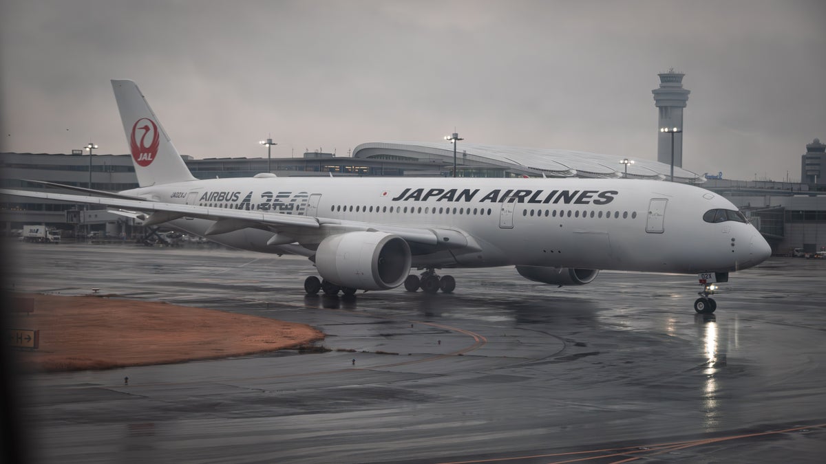 JAL a350 in Tokyo