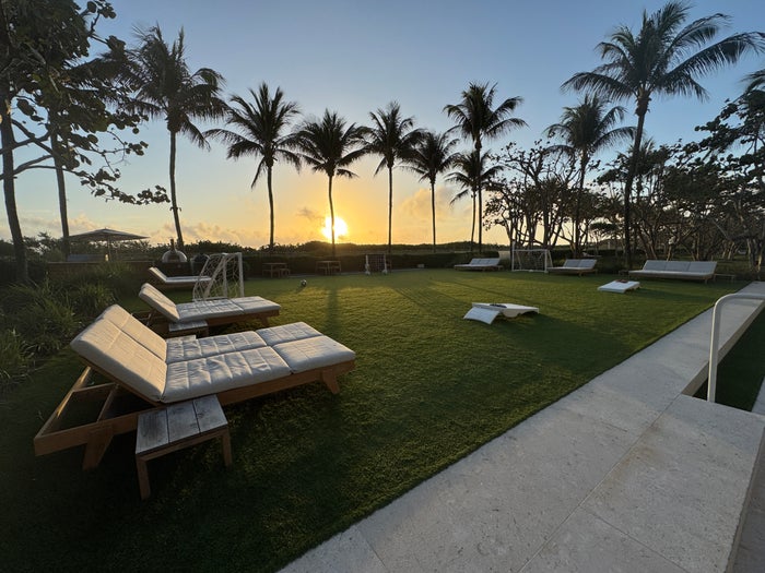 Lawn Four Seasons Surf Club