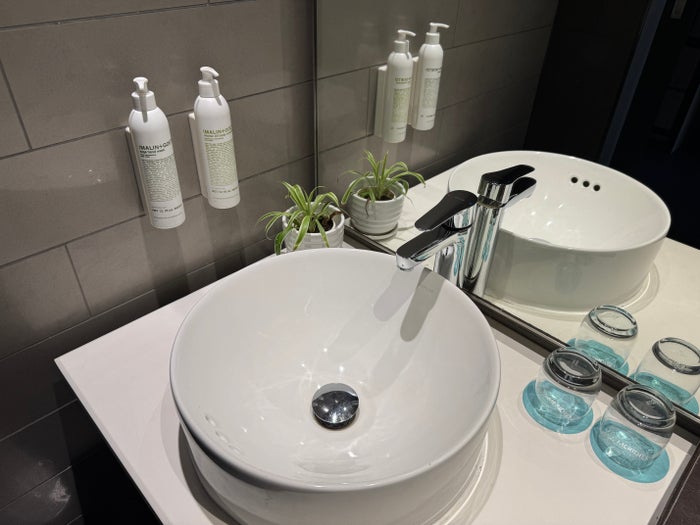 Le Meridien Goa Calangute king bathroom sink