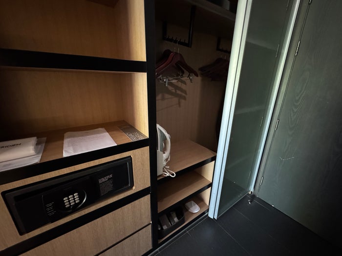Le Meridien Goa Calangute king right closet