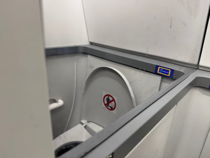 Oman Air GOX MCT 737 dirty mirror