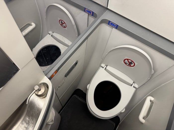 Oman Air GOX MCT 737 lavatory