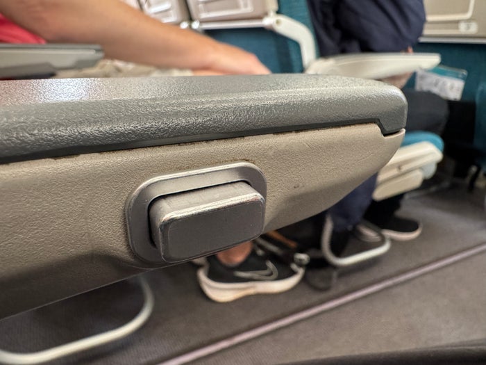Oman Air GOX MCT 737 recline button