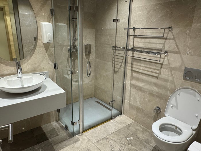Primeclass Lounge MCT shower