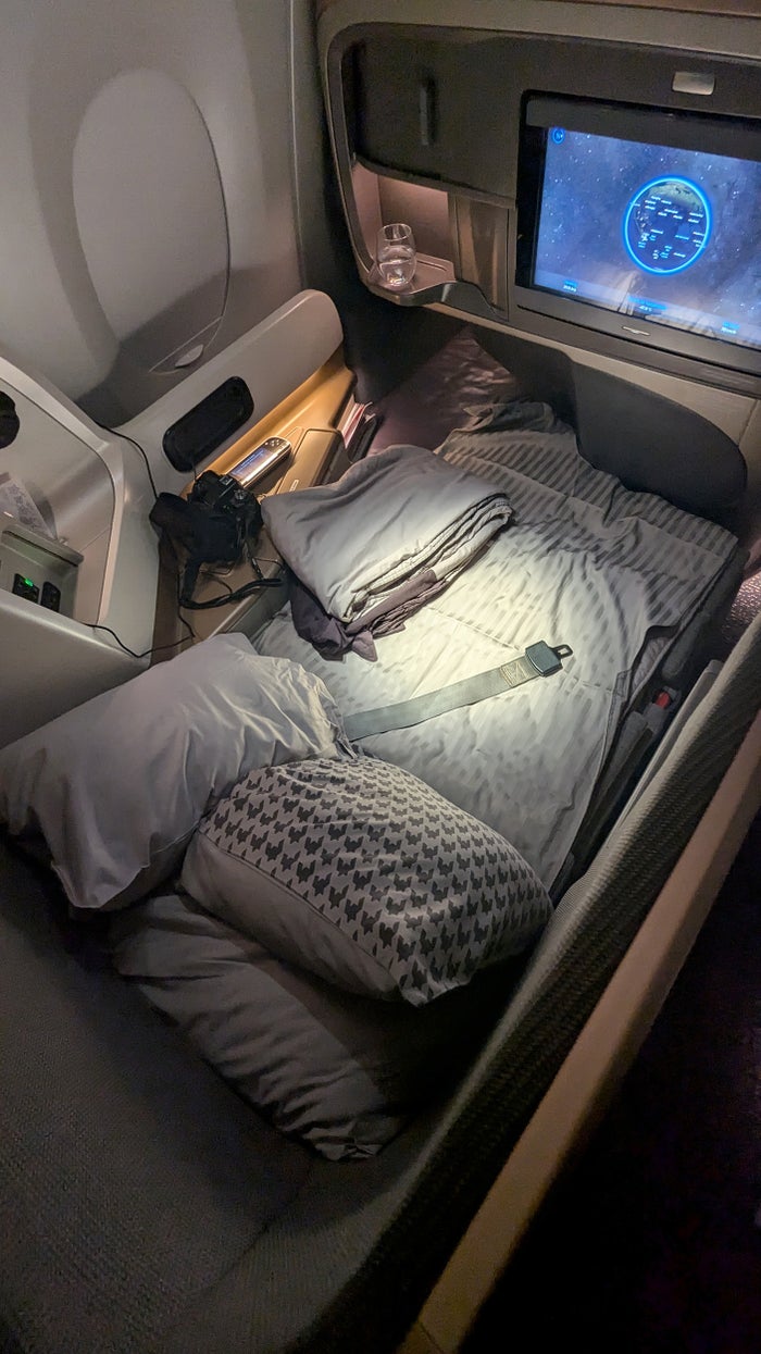 Singapore Airlines A350ULR business class bed vertical Singapore Airlines A350ULR business class bed vertical