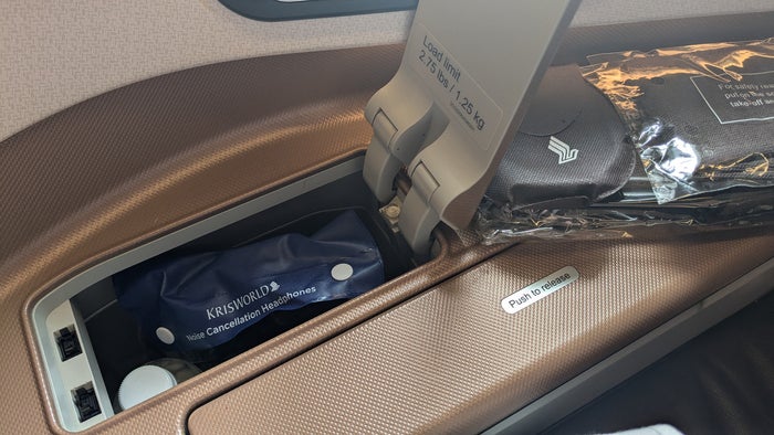 Singapore Airlines A350ULR business class seat goodies Singapore Airlines A350ULR business class seat goodies