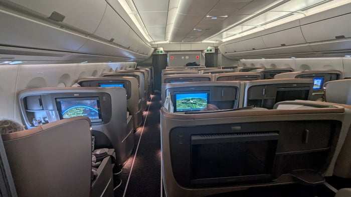 Singapore Airlines SQ24 light returns cabin Singapore Airlines SQ24 light returns cabin