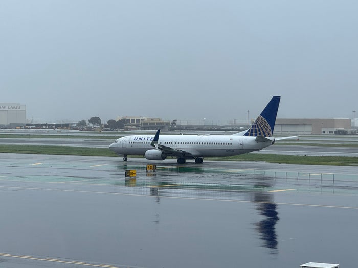 United Airlines B737 in the rain at SFO United Airlines B737 in the rain at SFO