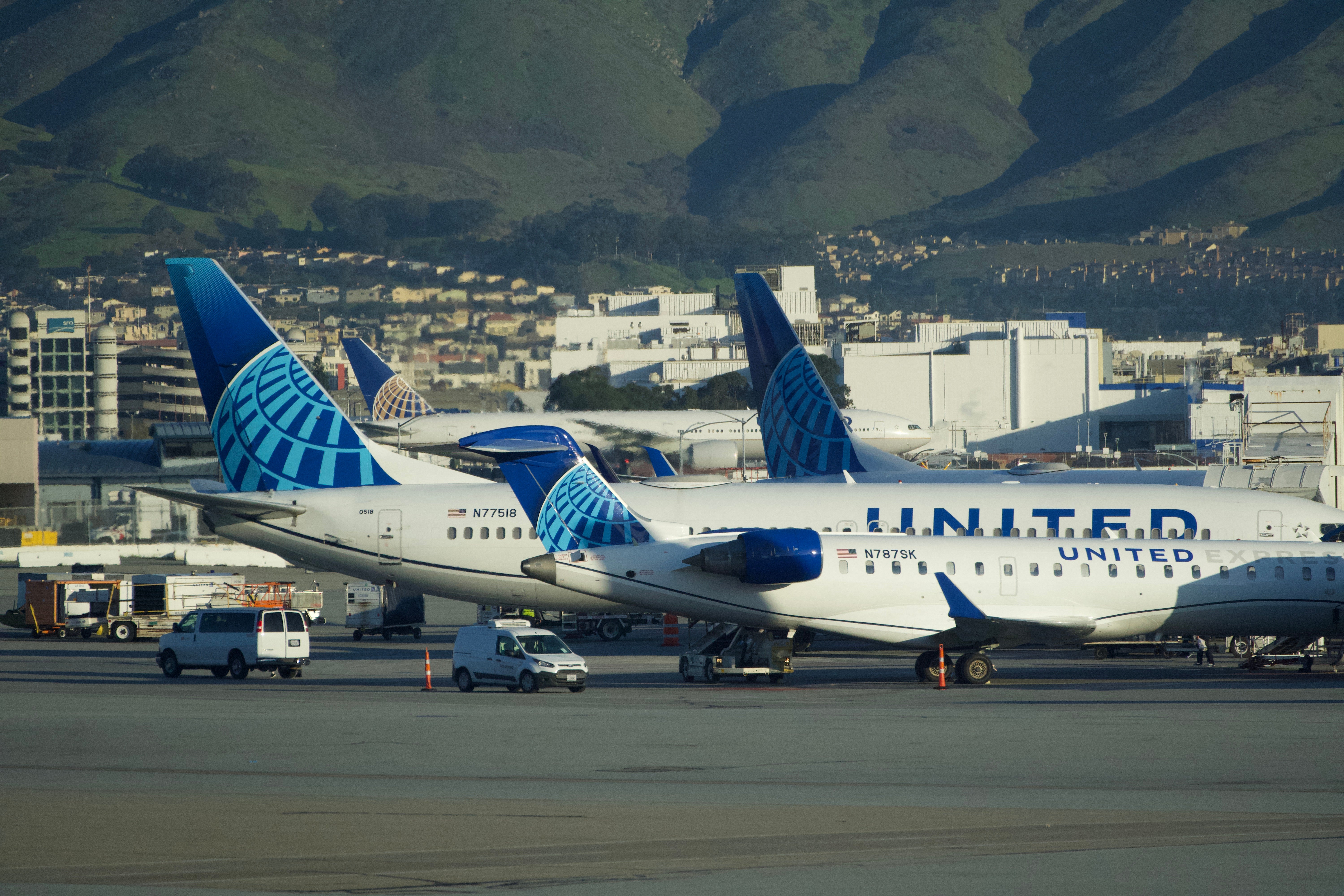 United Airlines multiple planes