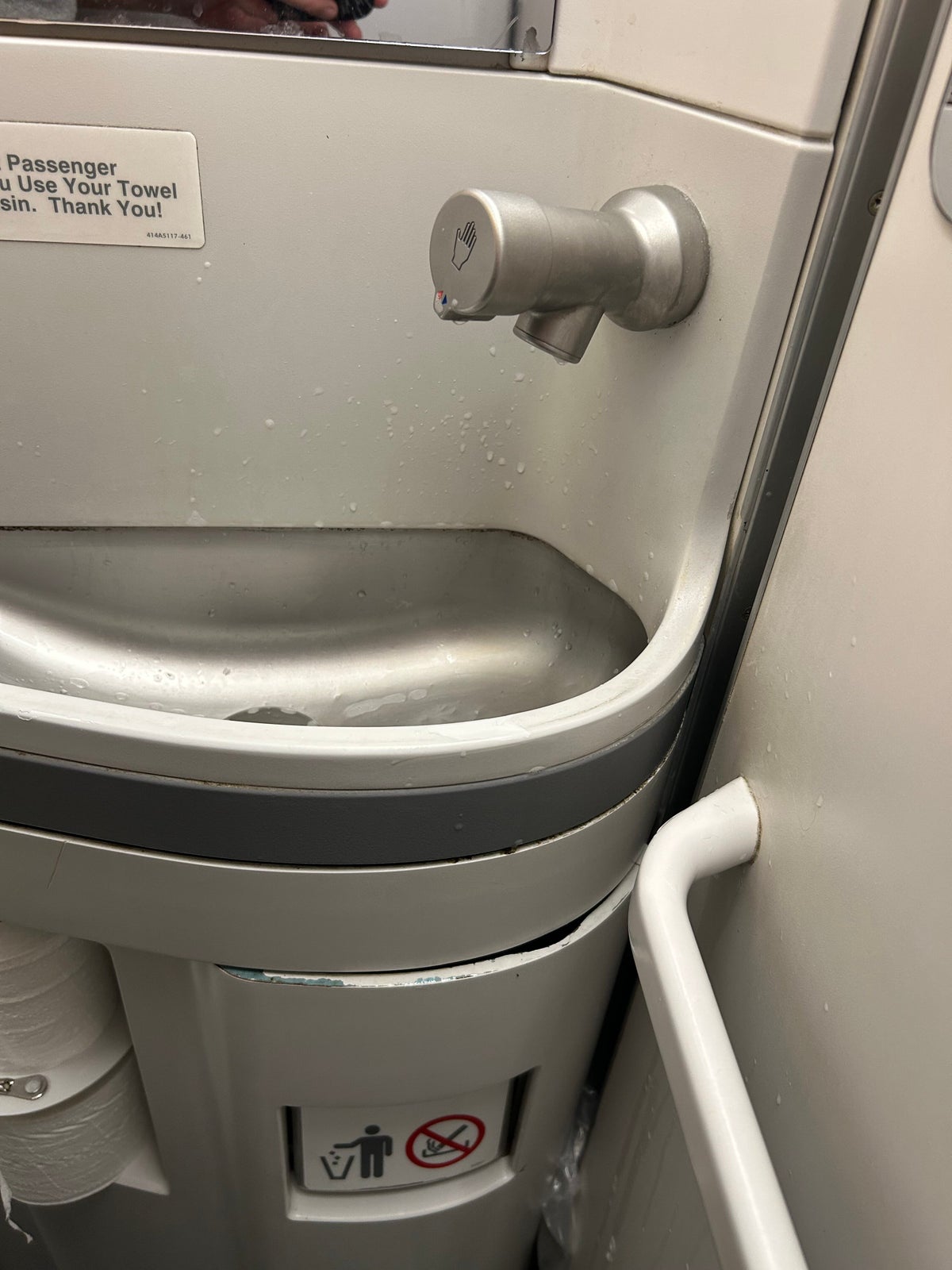 United EWR PDX 737 MAX 9 premium economy sink broken panel