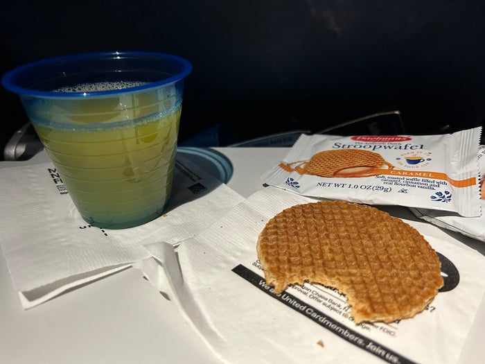United EWR PDX 737 MAX 9 premium economy stroopwafel United EWR PDX 737 MAX 9 premium economy stroopwafel
