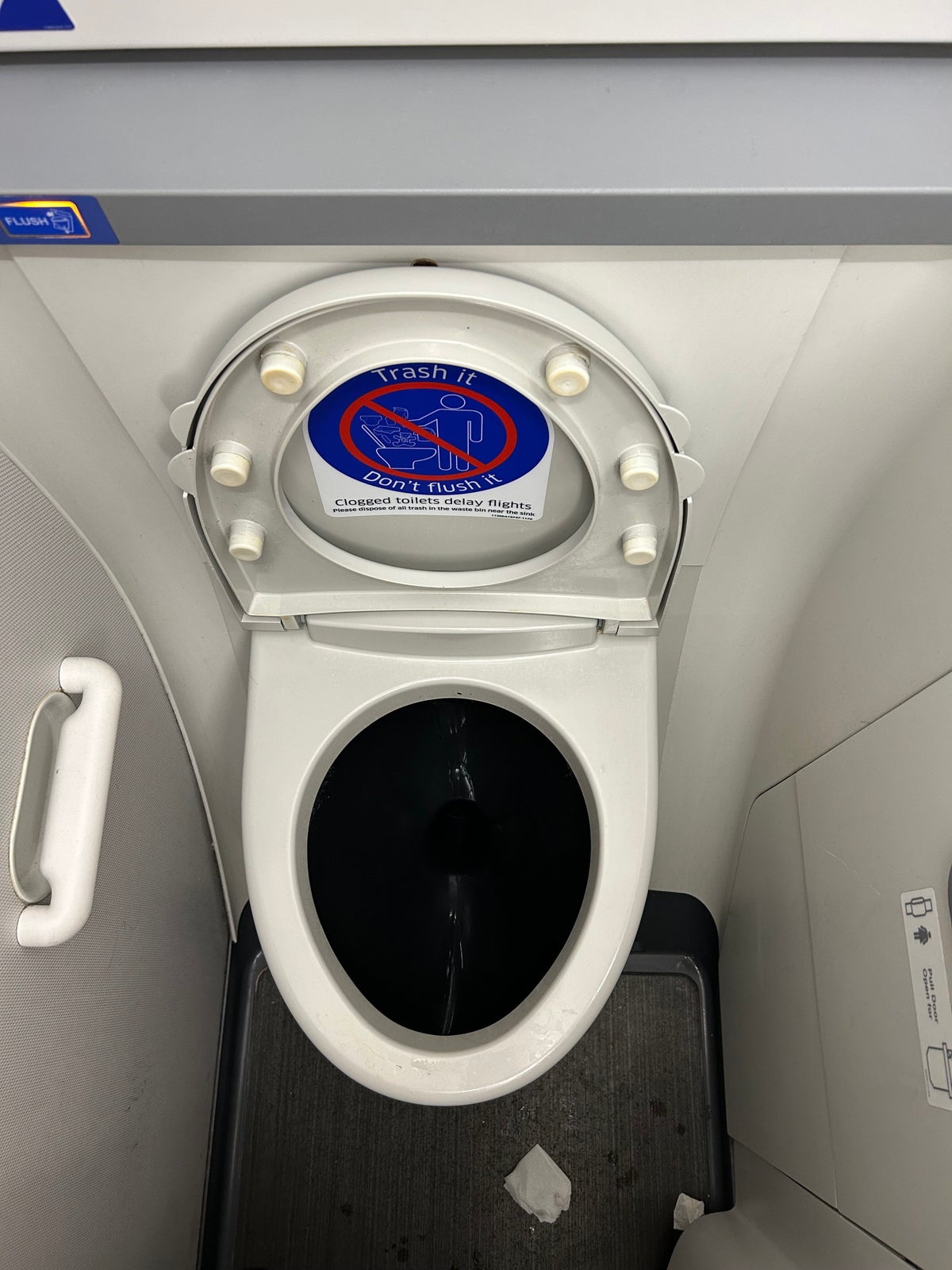 United EWR PDX 737 MAX 9 premium economy toilet