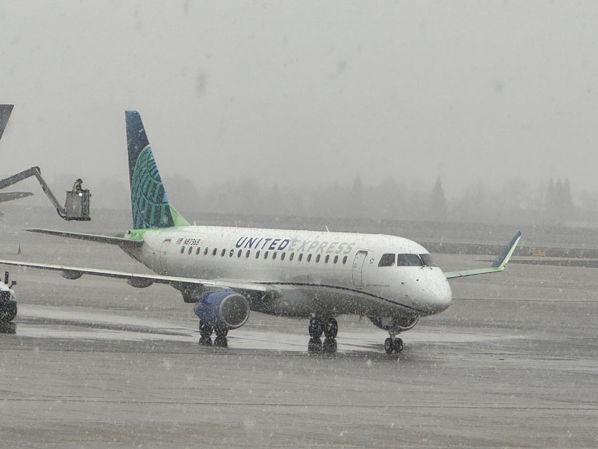 United Express plane in the snow at Reno RNO
