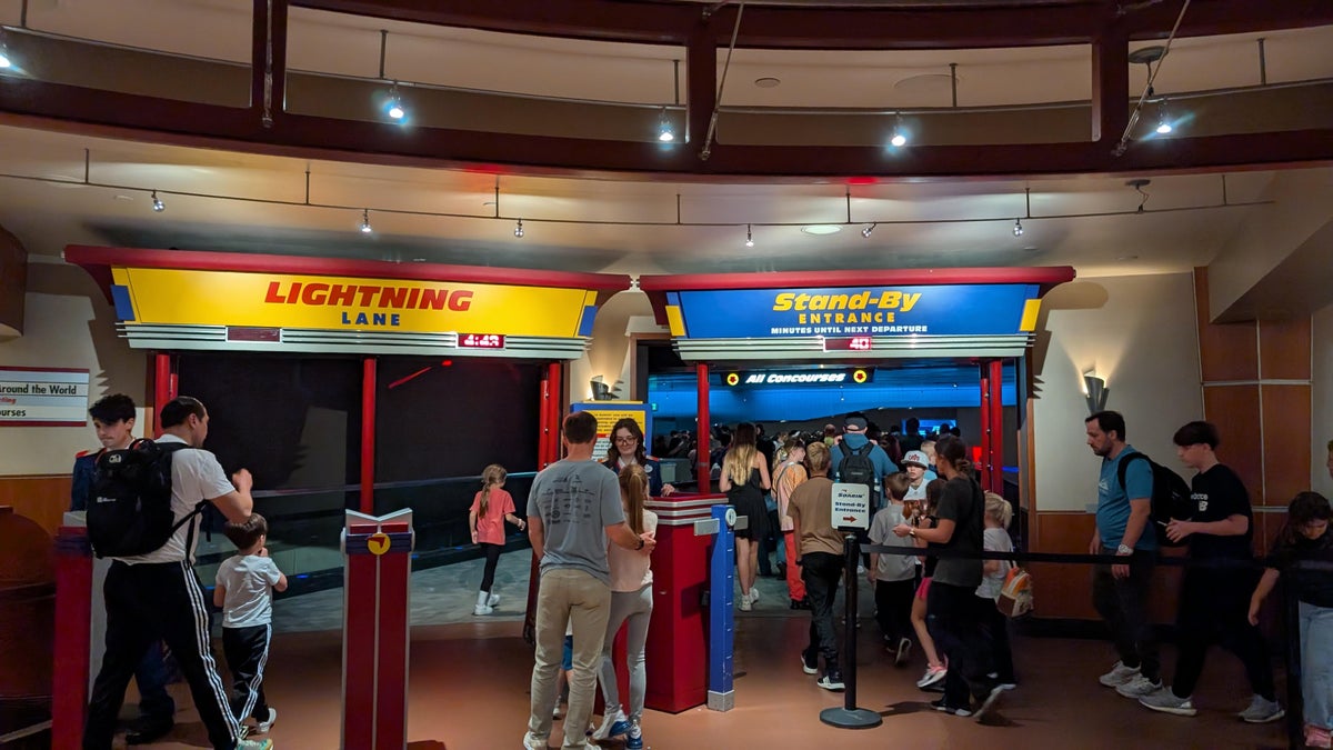 Walt Disney World Epcot Soarin' Around the World Lightning Lane and standby line