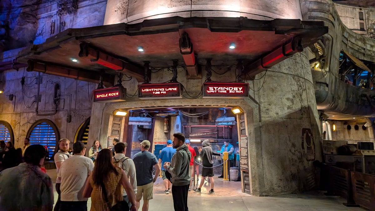 Walt Disney World Millennium Falcon Smugglers Run single rider, Lightning Lane, and standby entrance