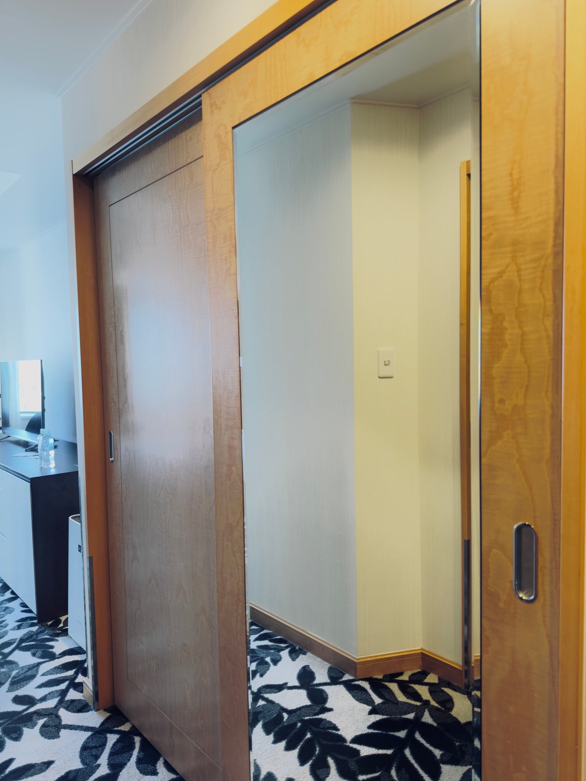 ANA Crowne Plaza Nagoya room closet mirror