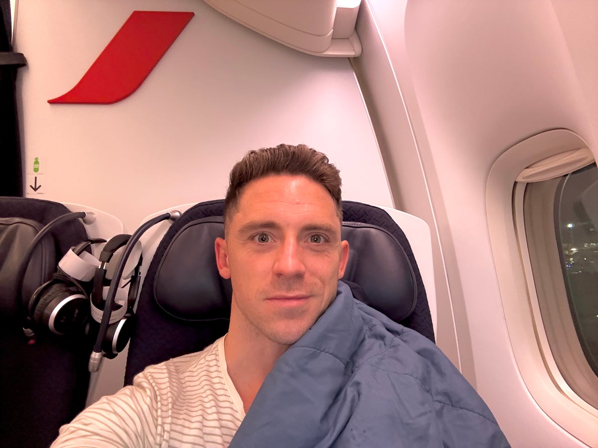 Air France Boeing 777 300 premium economy blanket