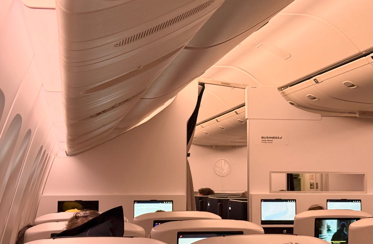 Air France Boeing 777 300 premium economy overhead lockers and no air vents