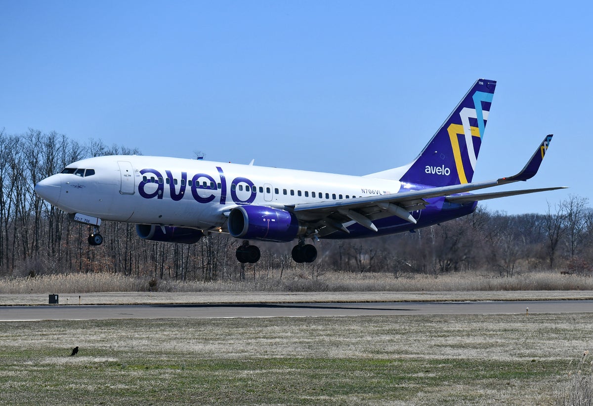 Avelo 737 700 HVN Landing
