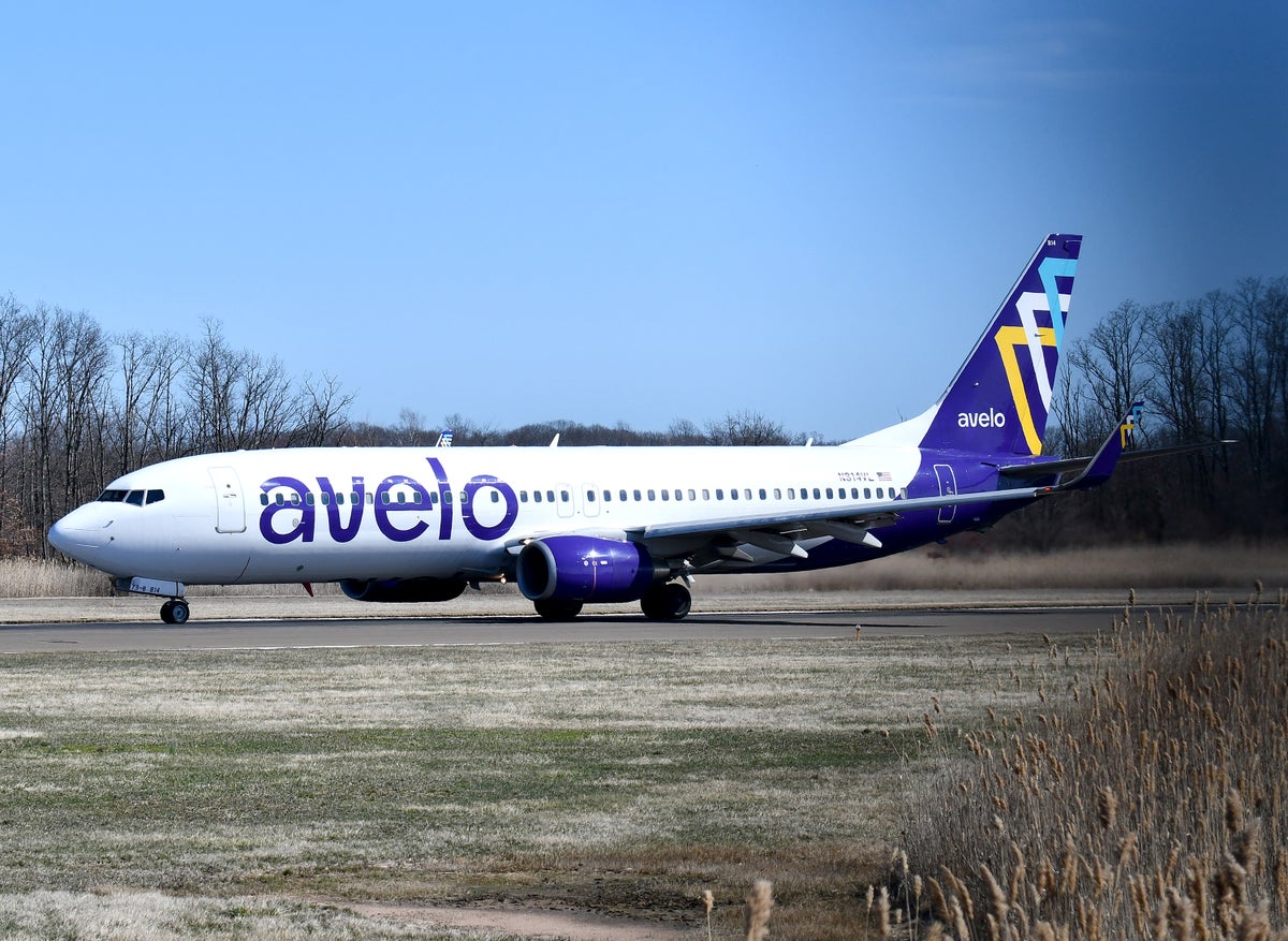 Avelo 737 800 HVN Takeoff
