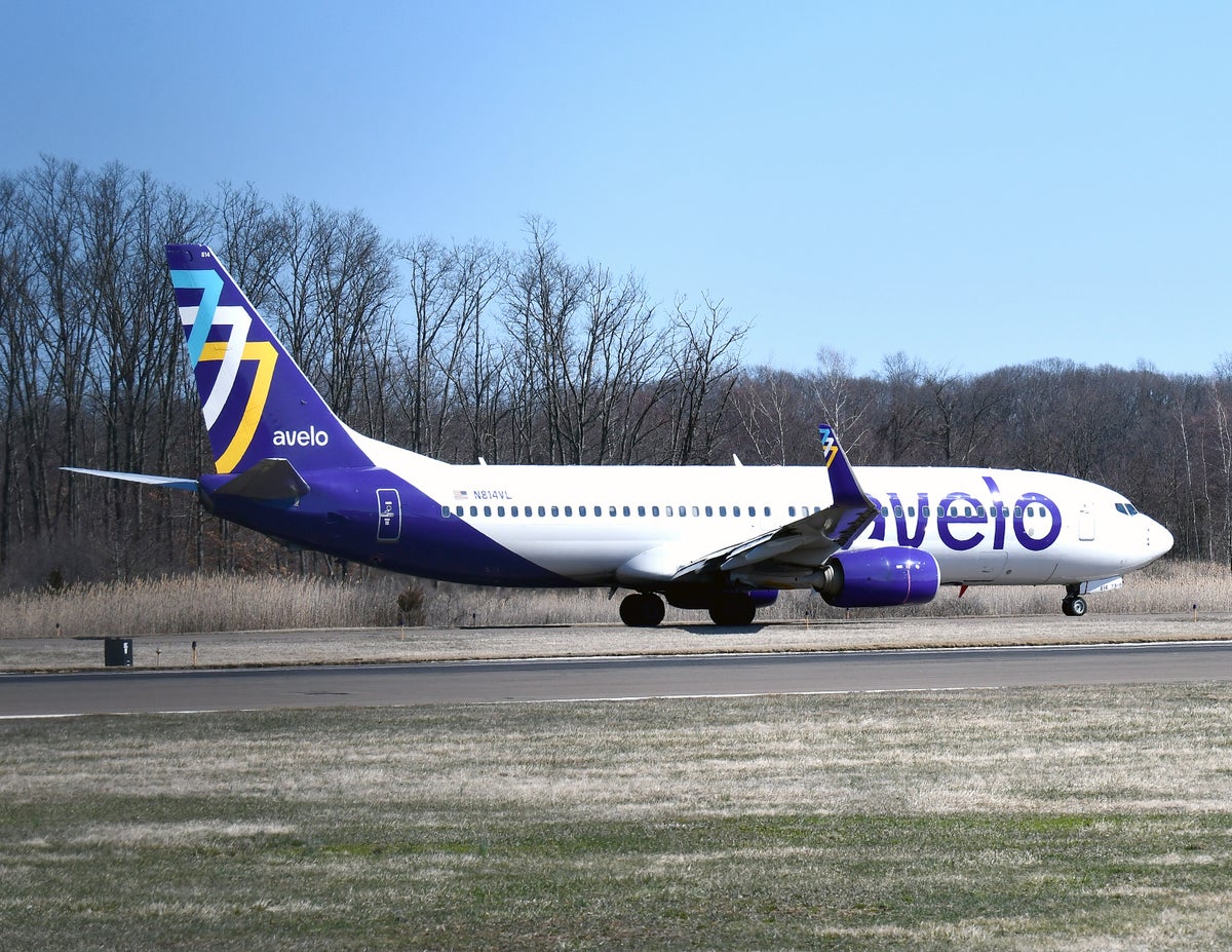 Avelo 737 800 HVN Taxiing