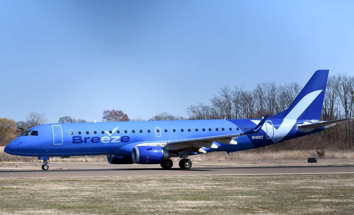 Breeze E195 Takeoff HVN