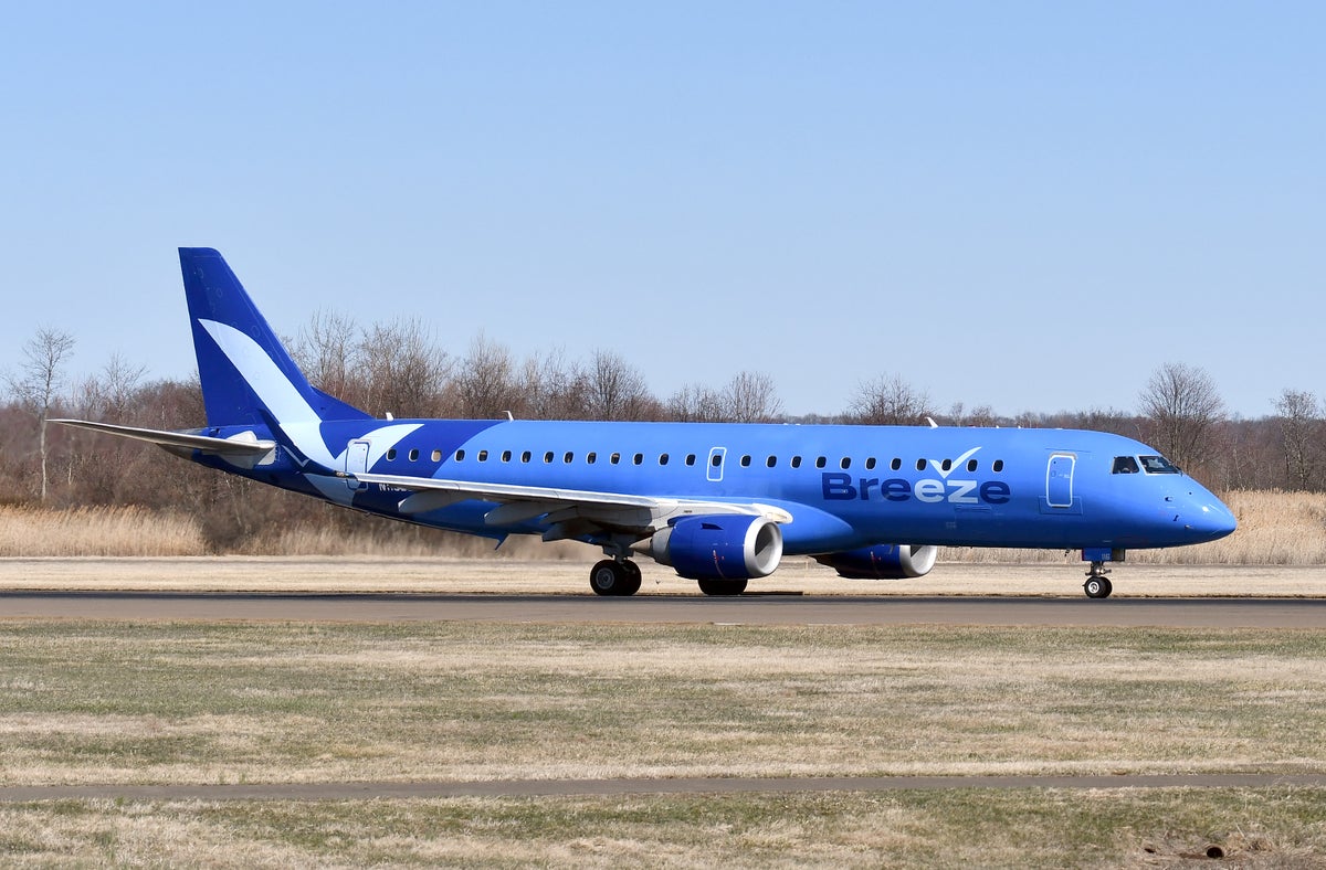 Breeze E195 Taxiing HVN